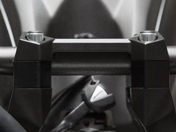 Zestaw podwyższający kierownicę 22mm KAWASAKI Z800 (12-) podwyższenie 20MM SW-MOTECH black - LEH.08.039.12501/B